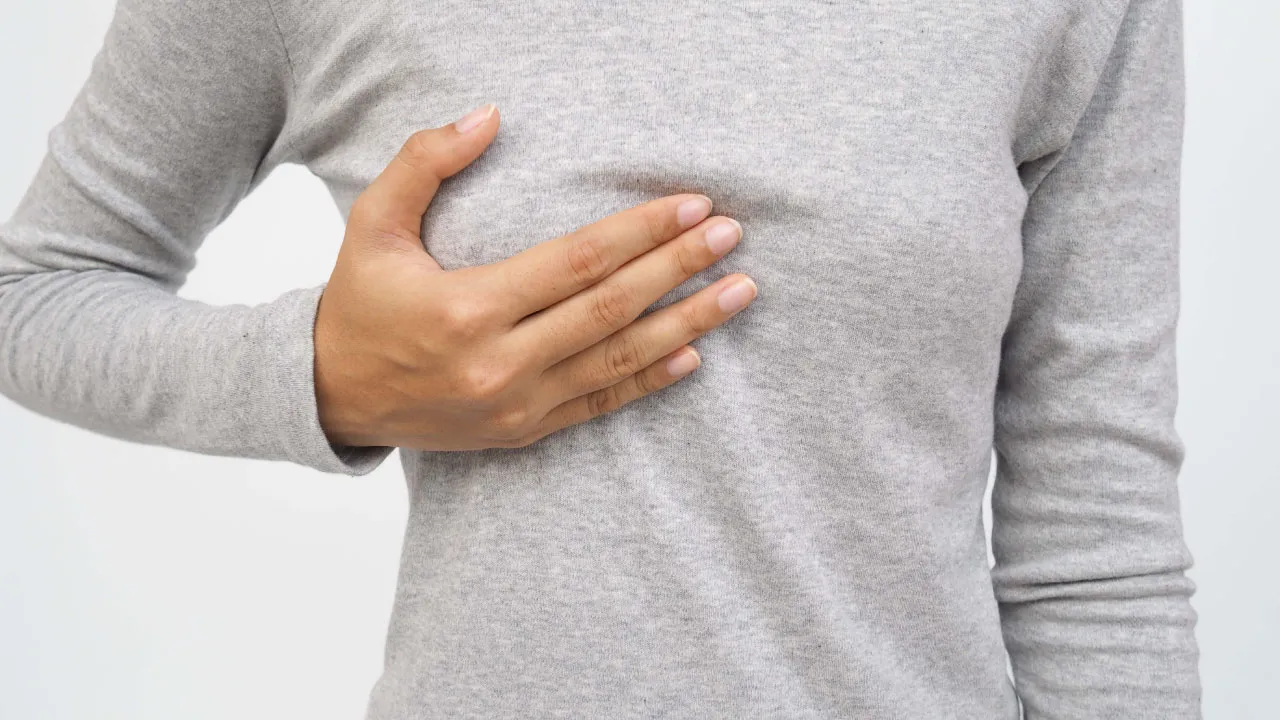 Doctor explaining breast lump evaluation and warning signs to a patient during consultation