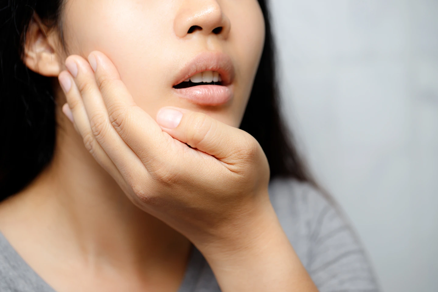 Person with jaw pain—severe toothache at night Frankfort IL, emergency dentist near me, Dental DeZigns.