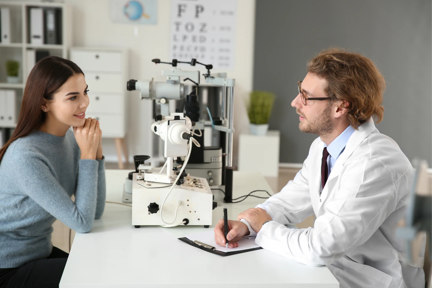 Optometrist vs Ophthalmologist in Singapore — Who to See
