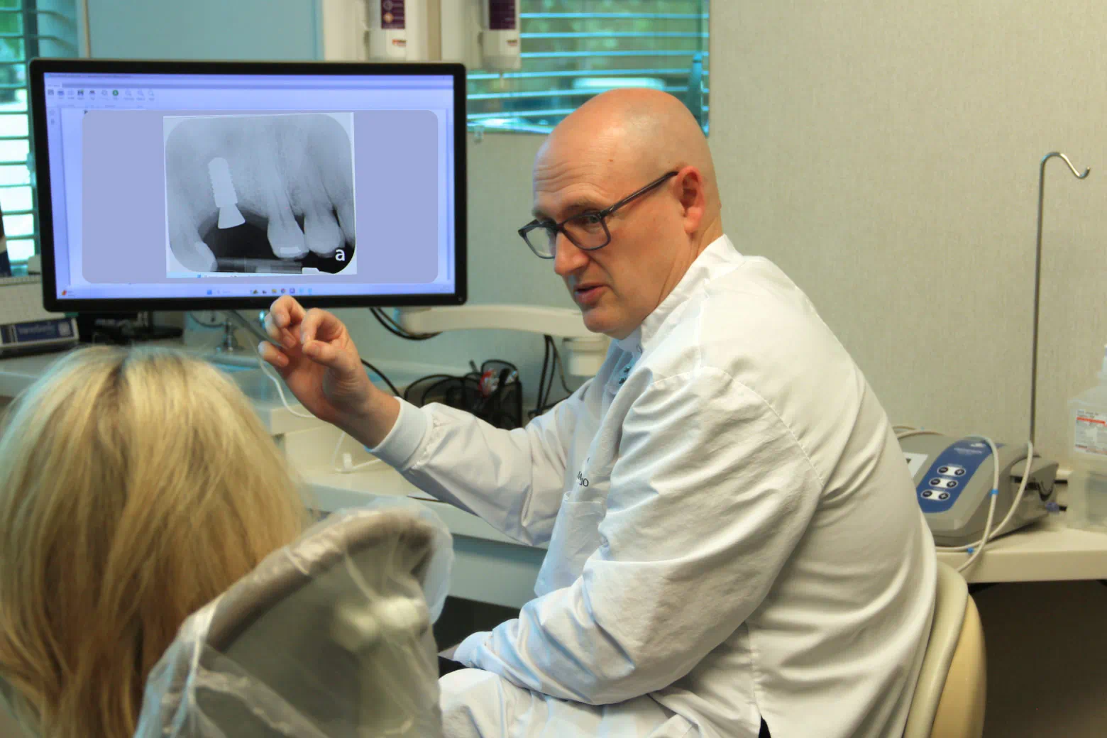 Dental Implant image