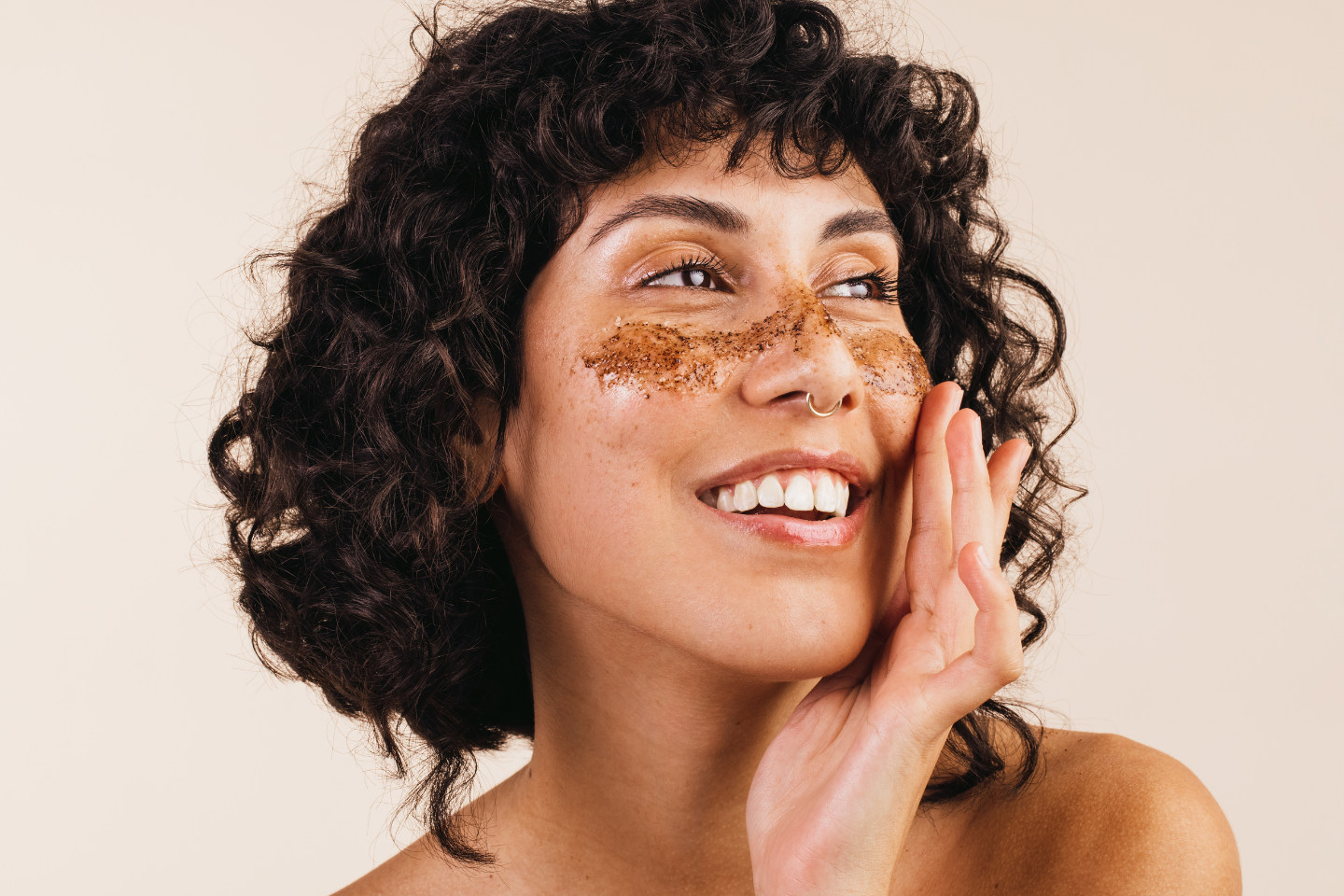 Icon of a glowing face outline with sparkles representing smooth, refreshed skin.