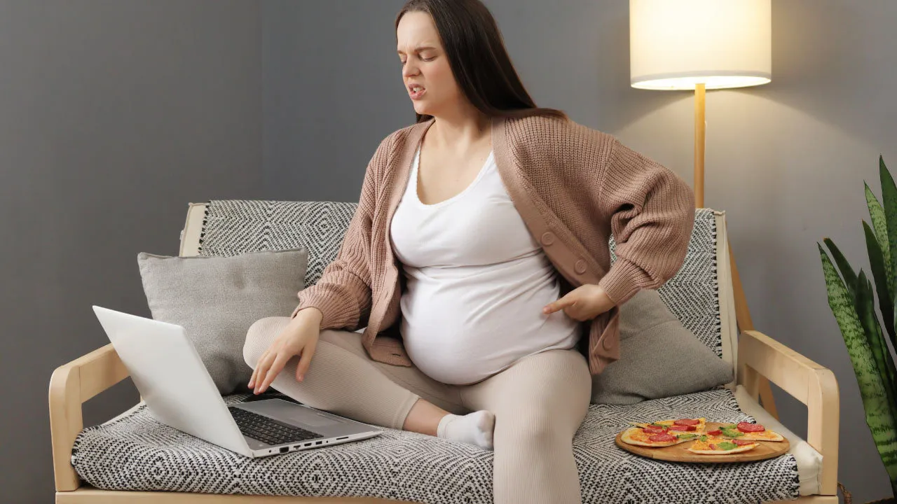 Pregnant woman discussing obesity-related pregnancy and delivery concerns with a healthcare provider