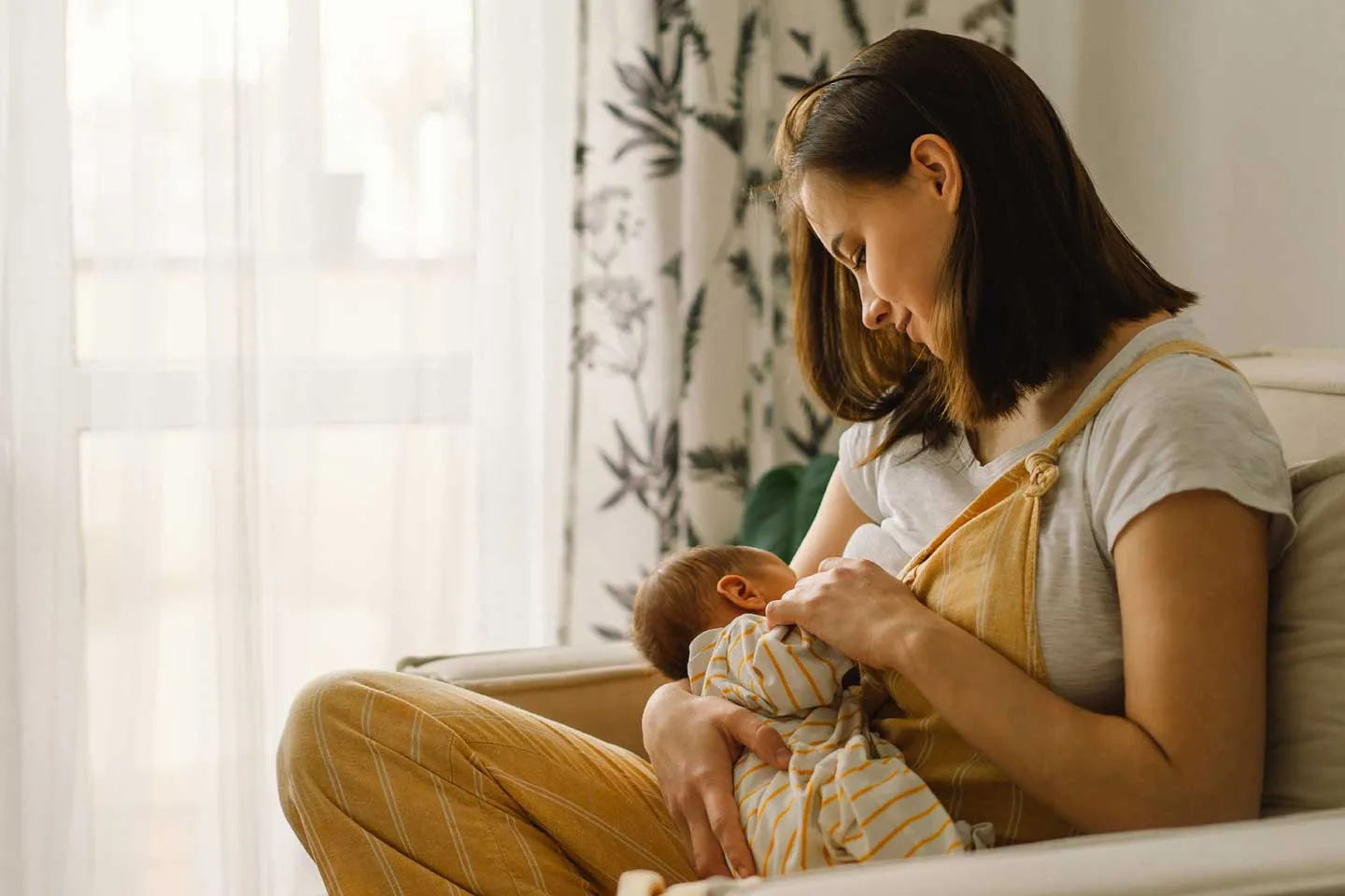 10 Must Know Tips – Make the 1st 2 Weeks of Feeding Your Baby Easier