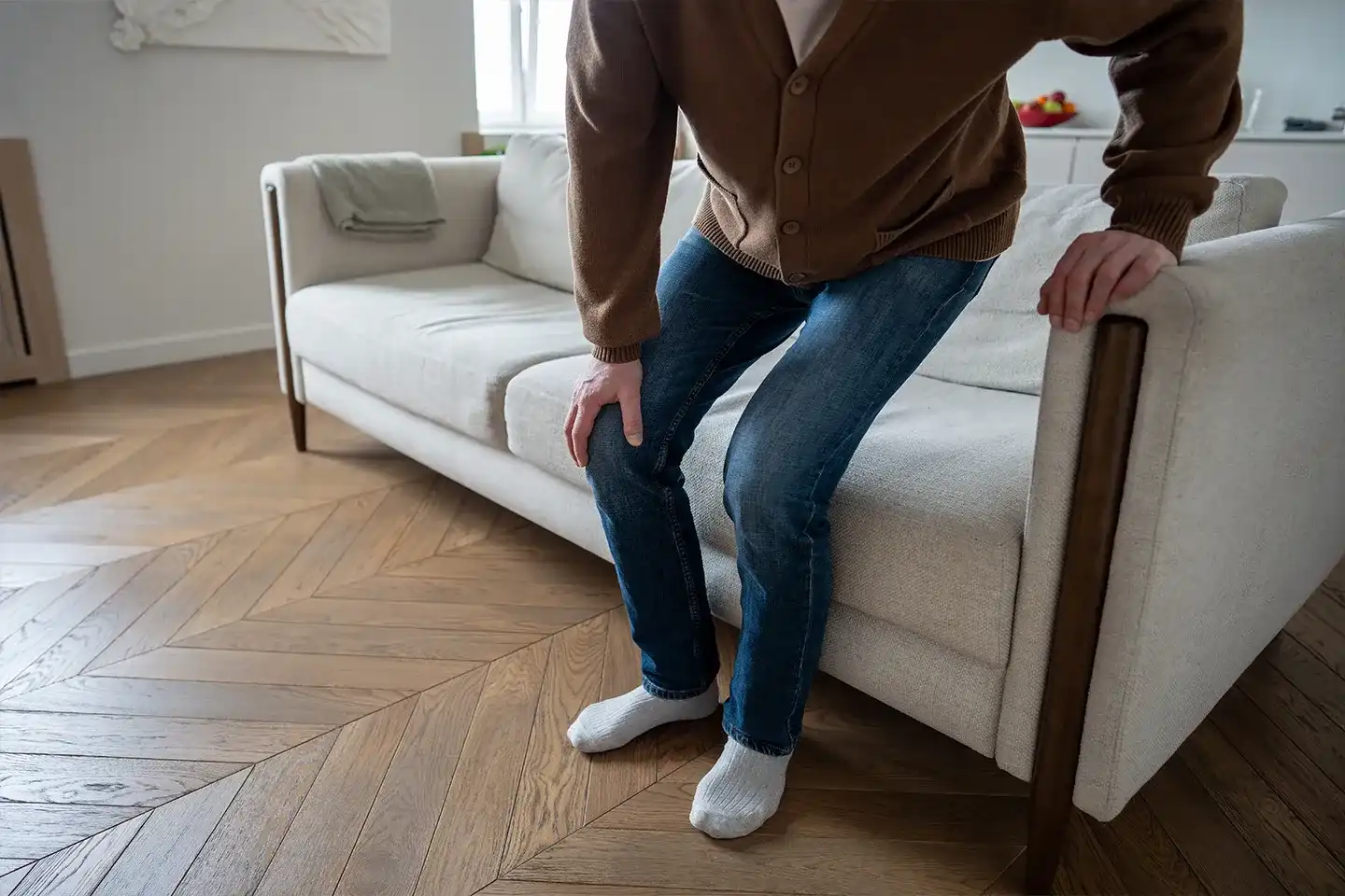 Diagram highlighting cartilage wear and inflammation in runner’s knee.