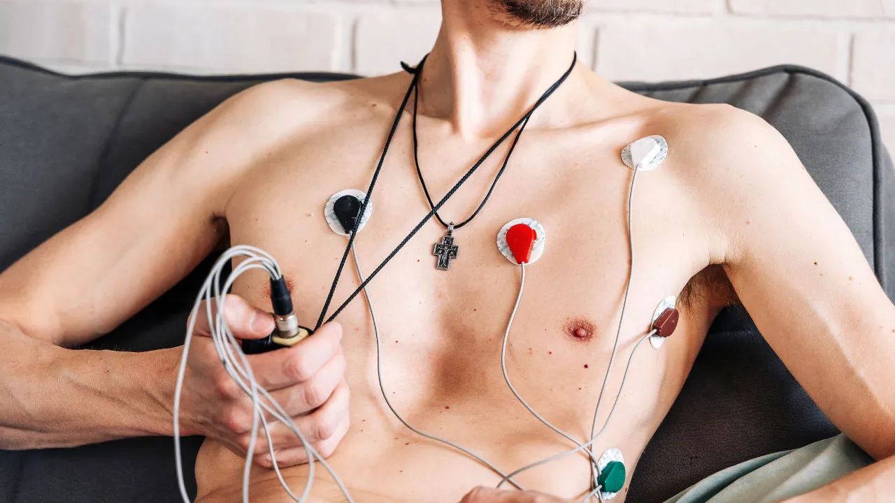 Comparison of ECG and Holter monitor for heart monitoring