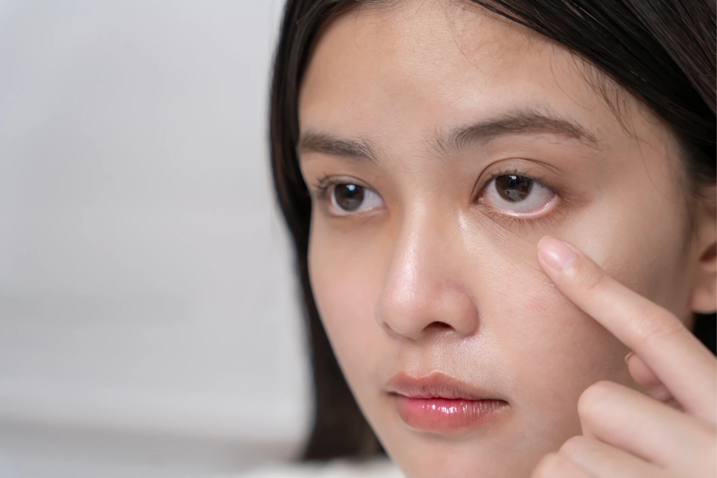 What are the first signs of eye problems?