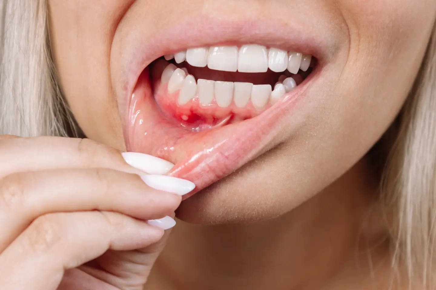 Illustration of healthy gums and teeth with a toothbrush and floss.