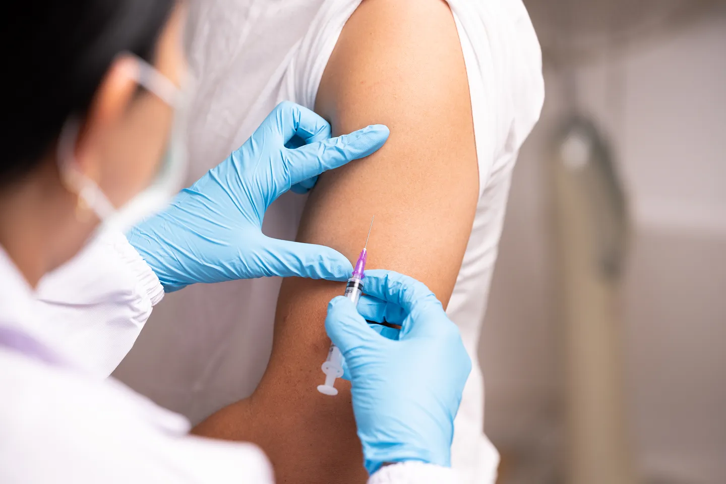 Visual showing progression from HPV infection to abnormal cervical cells and cancer