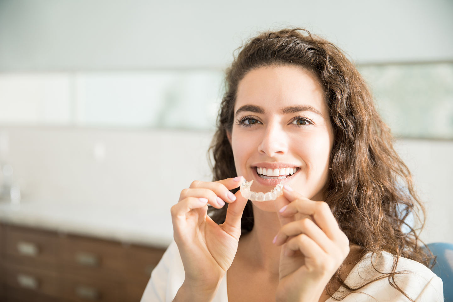 Transparent clear aligner tray icon representing adult orthodontic treatment