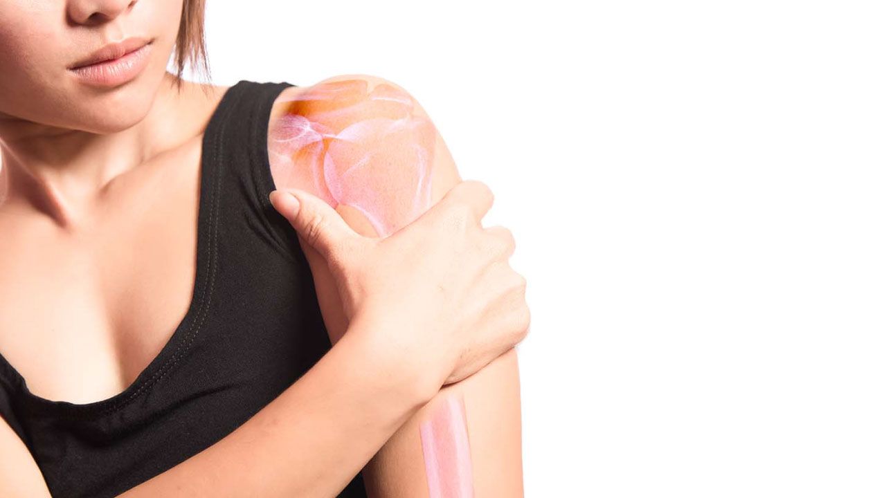 Illustration of a shoulder joint showing stiffness and reduced mobility.